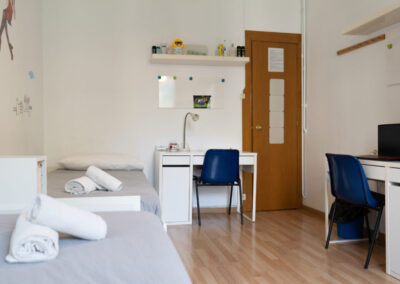 Residencia de estudiantes Barcelona-habitacion-doble-escritorio
