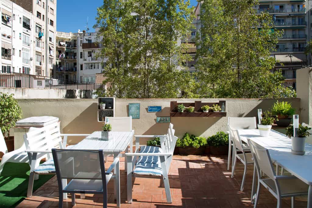 Residencia de estudiantes Barcelona-terraza-sillas